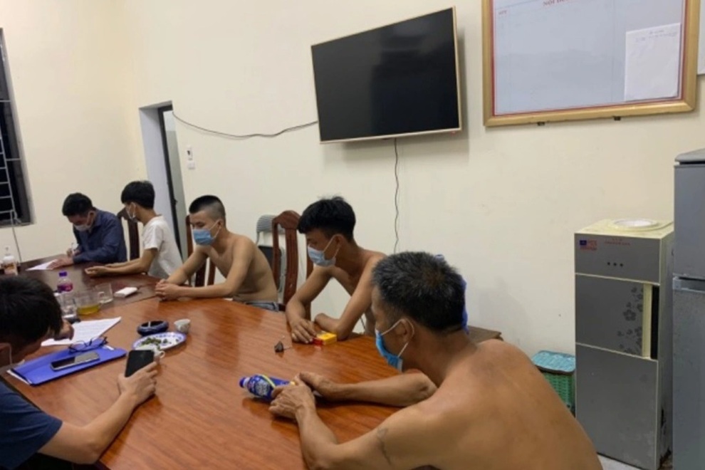 Tụ tập ở sân bóng, 6 thanh niên bị phạt 60 triệu đồng - 1 Tụ tập ở sân bóng, 6 thanh niên bị phạt 60 triệu đồng - 1