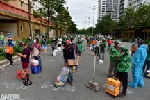 Hàng trăm shipper, người thân xếp hàng tiếp tế đồ cho F0 trong bệnh viện