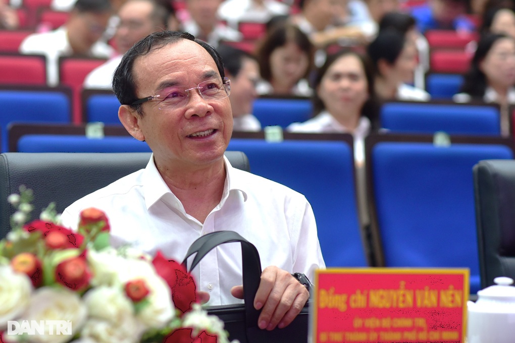 Bí thư TPHCM: Tiếp tục sắp xếp bộ máy, cán bộ cần giữ kỷ luật, trách nhiệm - 1 Bí thư TPHCM: Tiếp tục sắp xếp bộ máy, cán bộ cần giữ kỷ luật, trách nhiệm - 1