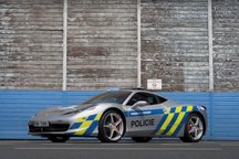 Cảnh sát Séc trưng dụng siêu xe Ferrari bị tịch thu làm xe tuần tra