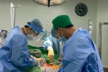 Đang làm đồng, nam thanh niên bị đạn lạc xuyên dương vật