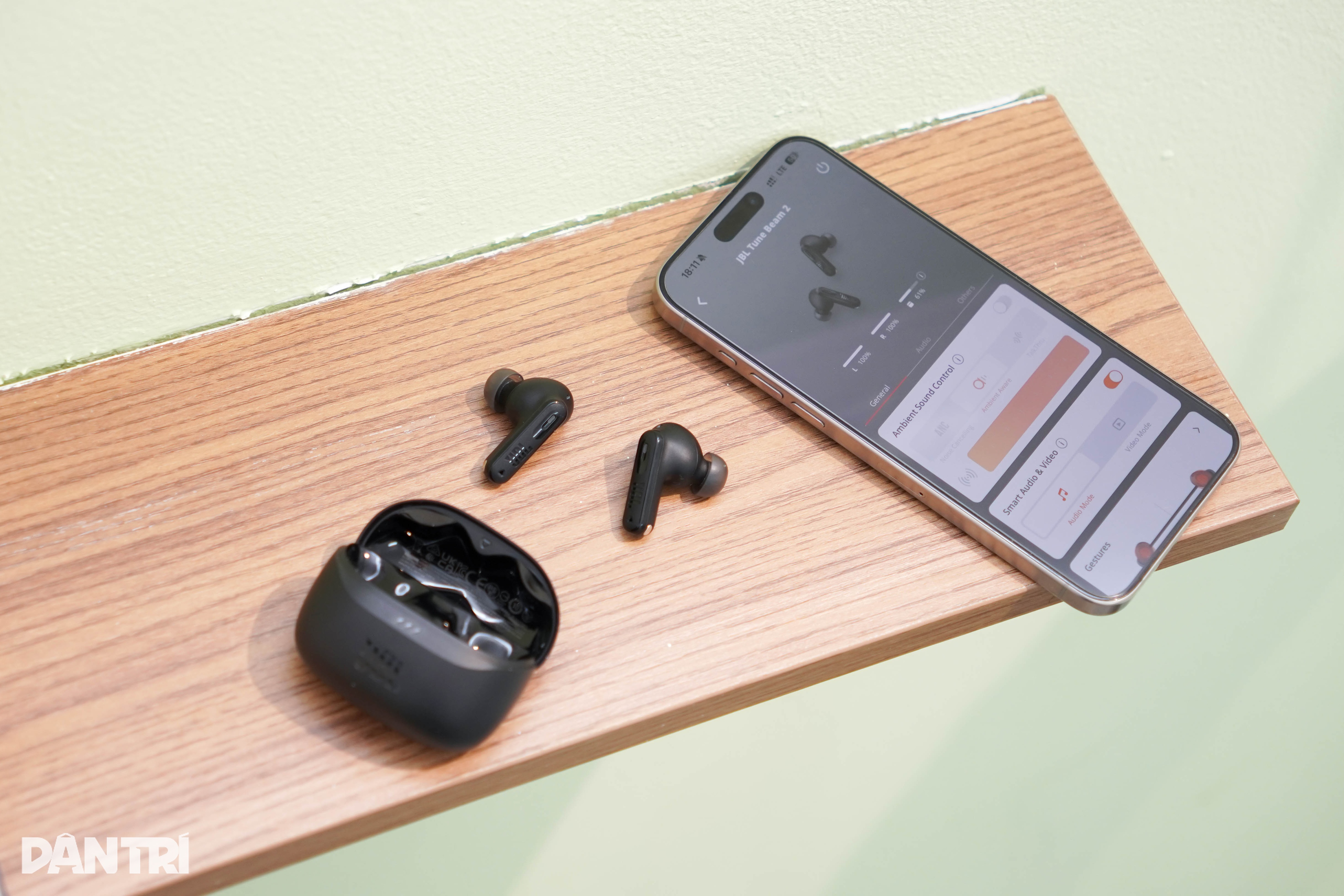 View - Đánh giá tai nghe JBL Tune Beam 2: Tính năng chống ồn cần cải thiện | Báo Dân trí