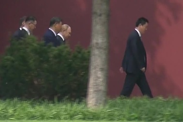 Chủ tịch Trung Quốc Tập Cận Bình đi dạo cùng Tổng thống Nga Vladimir Putin