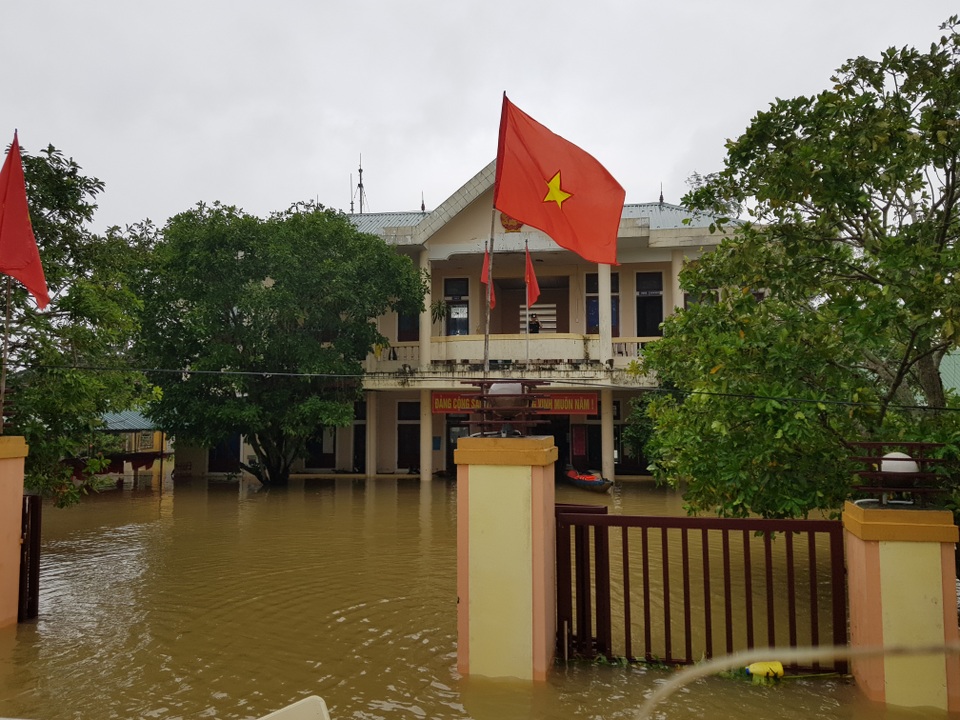 Vượt lũ, mang lương thực đến với người dân vùng thấp trũng Hải Lăng - 4 Vượt lũ, mang lương thực đến với người dân vùng thấp trũng Hải Lăng - 4