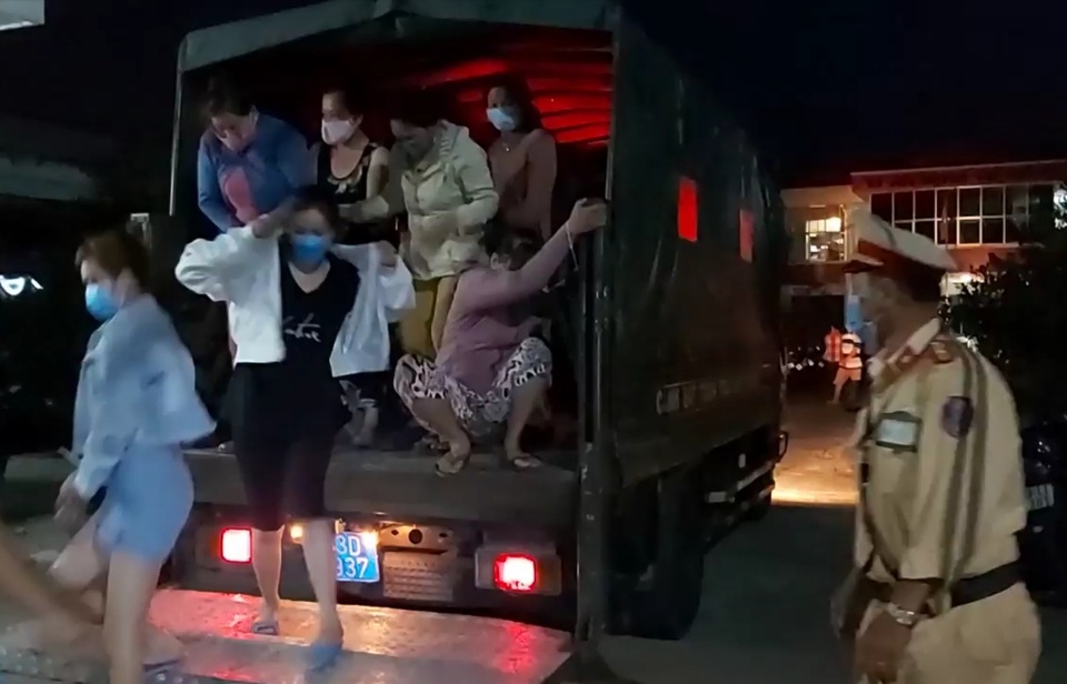 Nhiều đối tượng tụ tập đánh bạc ăn tiền giữa đại dịch - 2 Nhiều đối tượng tụ tập đánh bạc ăn tiền giữa đại dịch - 2