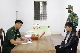 Người đàn ông giấu 8kg bạc trong giày và quấn quanh đùi