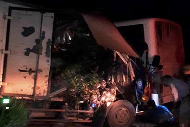 Xe tải đấu đầu xe khách, 1 người chết, hơn 10 người bị thương
