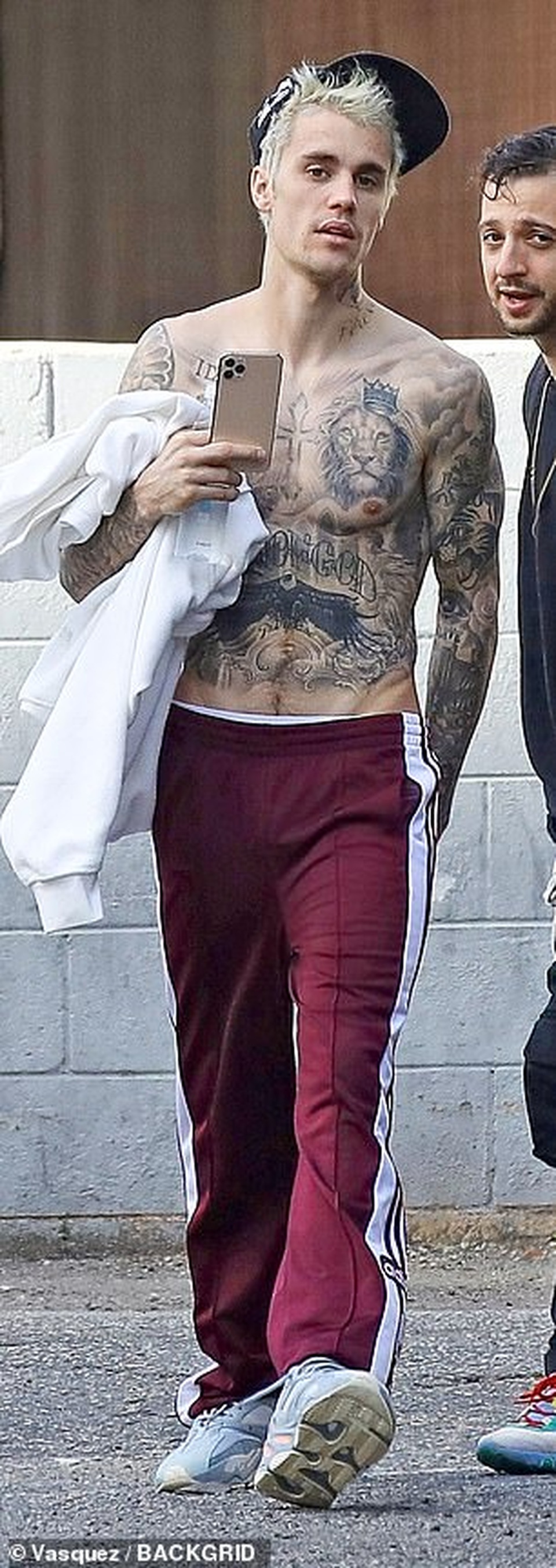 Justin Bieber cởi trần khoe hình xăm khủng - 2 Justin Bieber cởi trần khoe hình xăm khủng - 2