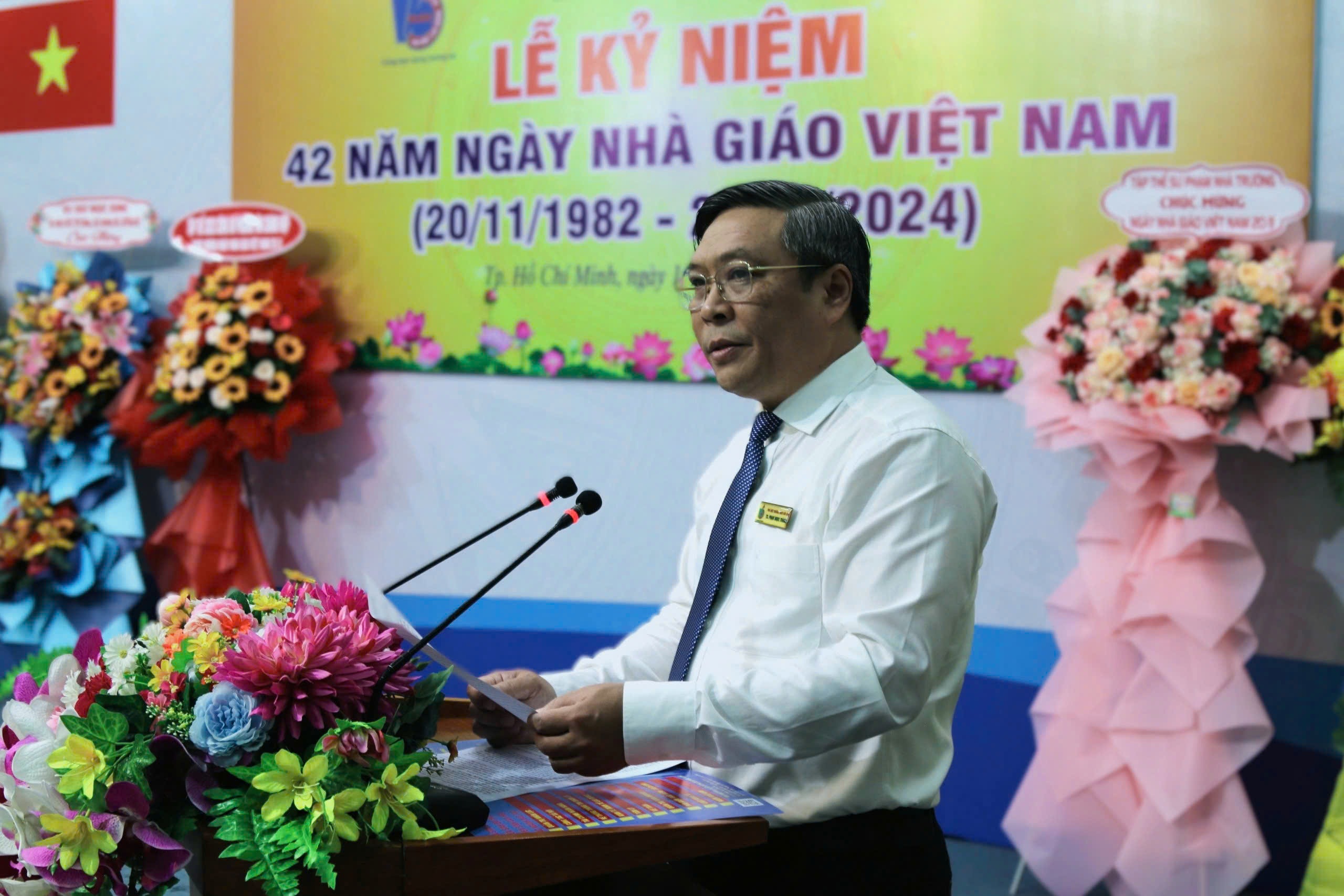 Οι εκπαιδευτικοί του εργατικού τομέα του Νότου συναντώνται στις 20-1 Νοεμβρίου Nhà giáo ngành lao động phía Nam gặp mặt nhân ngày 20/11 - 1