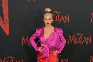 Christina Aguilera diện trang phục sắc màu