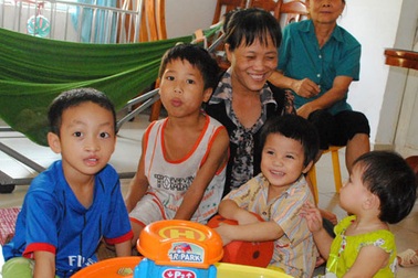 Cuộc sống mới của mẹ con “người rừng”