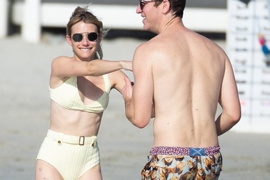 Emma Roberts gợi cảm với áo tắm