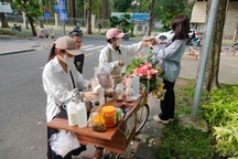 Bỏ vị trí quản lý, cô gái làm xe hoa cà phê kiếm 2 triệu đồng/ngày