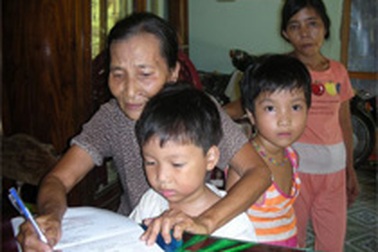 Trao tiền ủng hộ cho cụ Trần Thị Liễu và hai chị em mồ côi