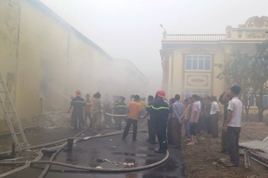 Cháy lớn tại công ty khăn bông, công nhân hoảng loạn tháo chạy