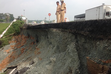 Phong tỏa cầu vượt Thủ Đức vì sạt lở nghiêm trọng