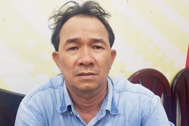 Nữ nhân viên tiệm cắt tóc bị khách dí dao vào bụng để cướp điện thoại