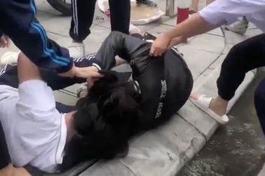 Hà Nội: Nữ sinh đánh nhau dữ dội trước cổng trường