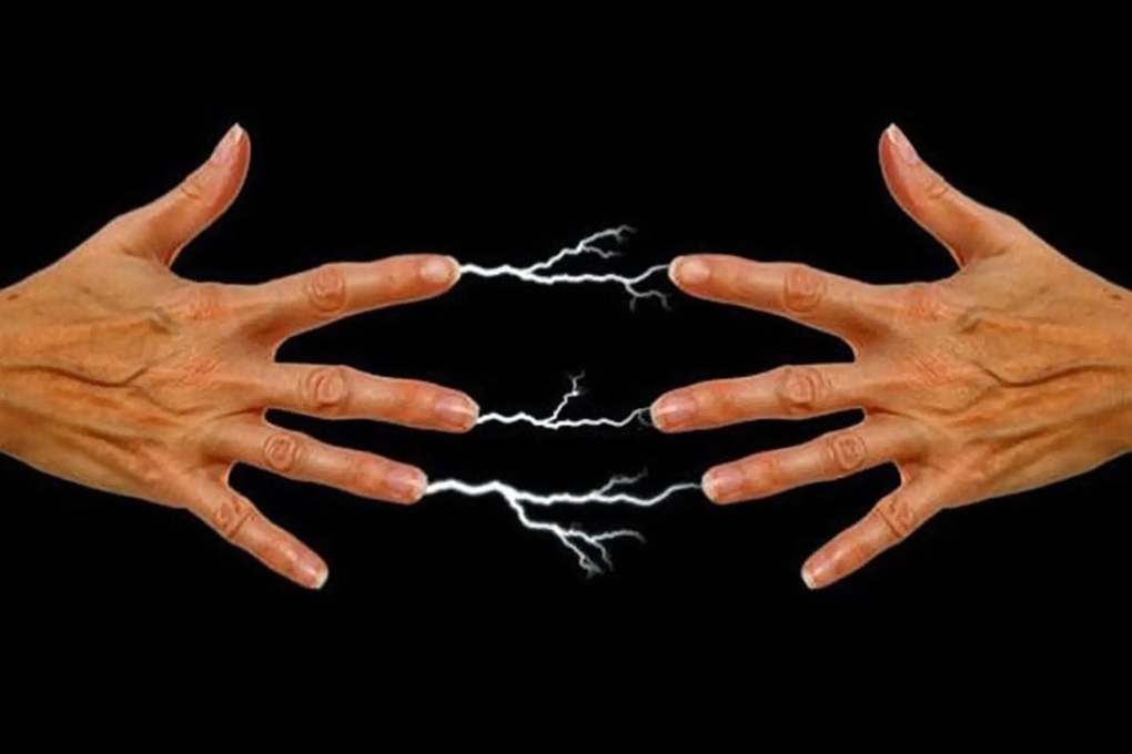 Vì sao mùa đông chạm tay vào đâu cũng giật, nghe tiếng điện tanh tách? - 1