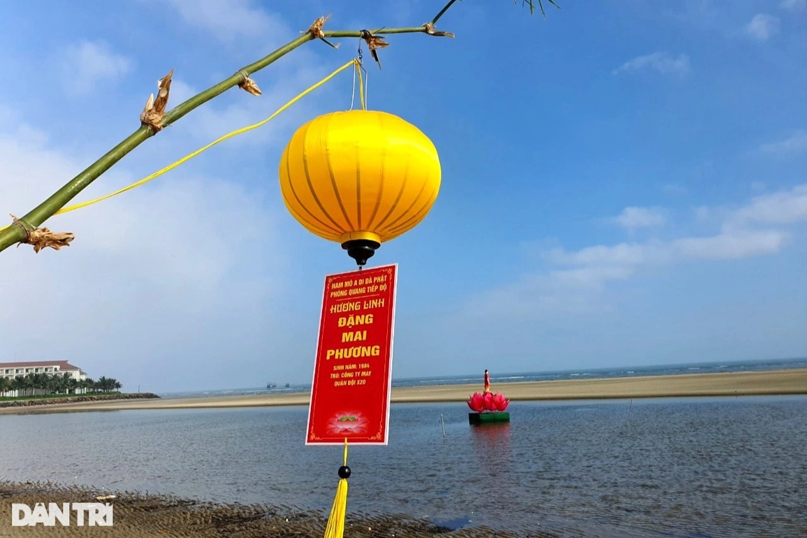 Lễ cầu siêu 17 người xấu số thiệt mạng trên biển Cửa Đại - 2 Lễ cầu siêu 17 người xấu số thiệt mạng trên biển Cửa Đại - 2
