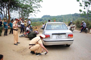 Xe tập lái gây tai nạn, hai vợ chồng nhập viện
