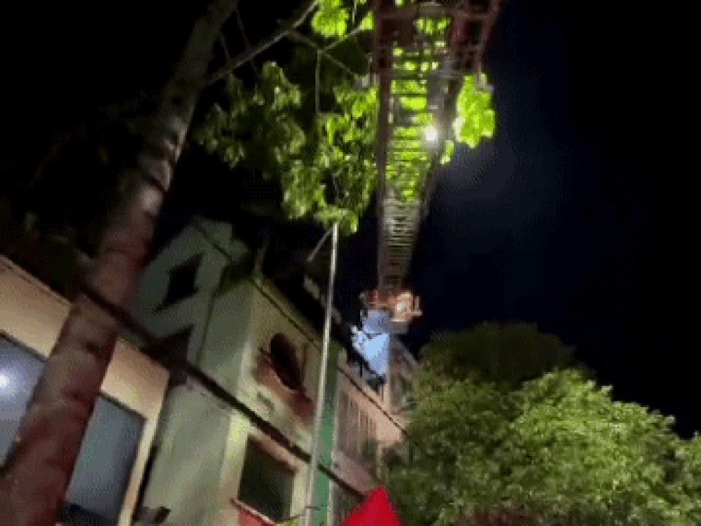 Giải cứu đôi vợ chồng trong căn nhà cháy bị khóa trái cửa - 2 Giải cứu đôi vợ chồng trong căn nhà cháy bị khóa trái cửa - 2