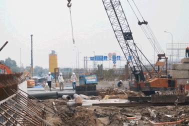 Hơn 2.000 cọc bê tông gia cố nền đất yếu tại nút giao thông An Phú