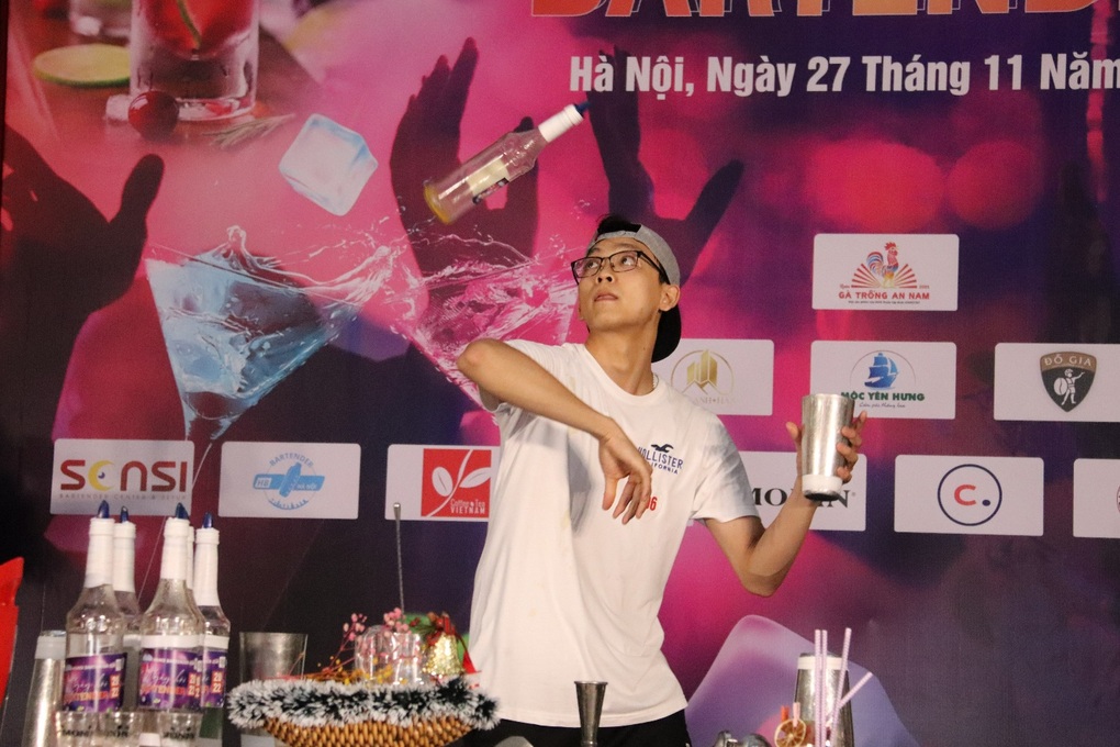 Bartender thể hiện kỹ năng nghề, vừa nhảy múa vừa pha chế - 1 Bartender thể hiện kỹ năng nghề, vừa nhảy múa vừa pha chế - 1