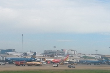 Chậm, hủy chuyến bay: Dồn khách, “né” bồi thường, “lờ” xin lỗi (?!)