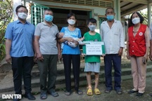 Hai bé mất mẹ do Covid-19 được bạn đọc Dân trí giúp đỡ gần 200 triệu đồng