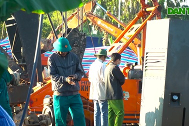 Trụ bê tông nơi bé trai 10 tuổi rơi xuống vẫn chưa được nhổ