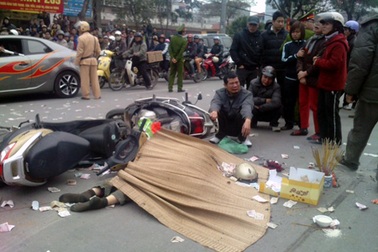 Xế hộp cán chết 2 người, 3 người bị thương nặng