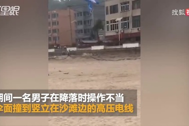 Chơi dù lượn bị gió thổi bay mắc kẹt vào đường dây điện