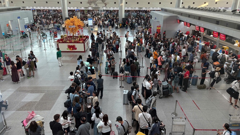 Tăng vọt lượng khách qua sân bay Tân Sơn Nhất sau Tết - 1 Tăng vọt lượng khách qua sân bay Tân Sơn Nhất sau Tết - 1