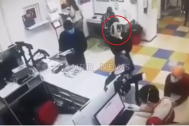 Không mang khẩu trang, người phụ nữ cởi đồ lót đội lên đầu “chữa cháy”