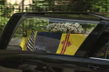 Xe chở linh cữu Nữ hoàng Anh bắt đầu hành trình 290km