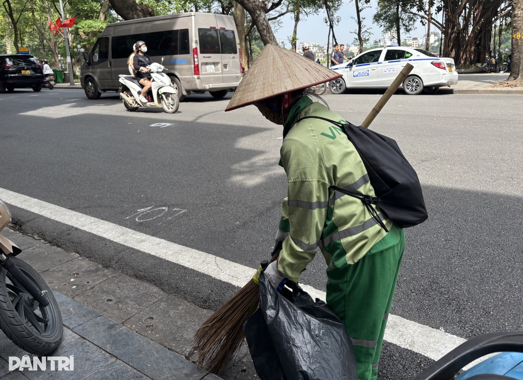 Nhân chứng vụ cô gái nhảy xuống hồ Hoàn Kiếm: Nhiều người ra sức khuyên can - 3