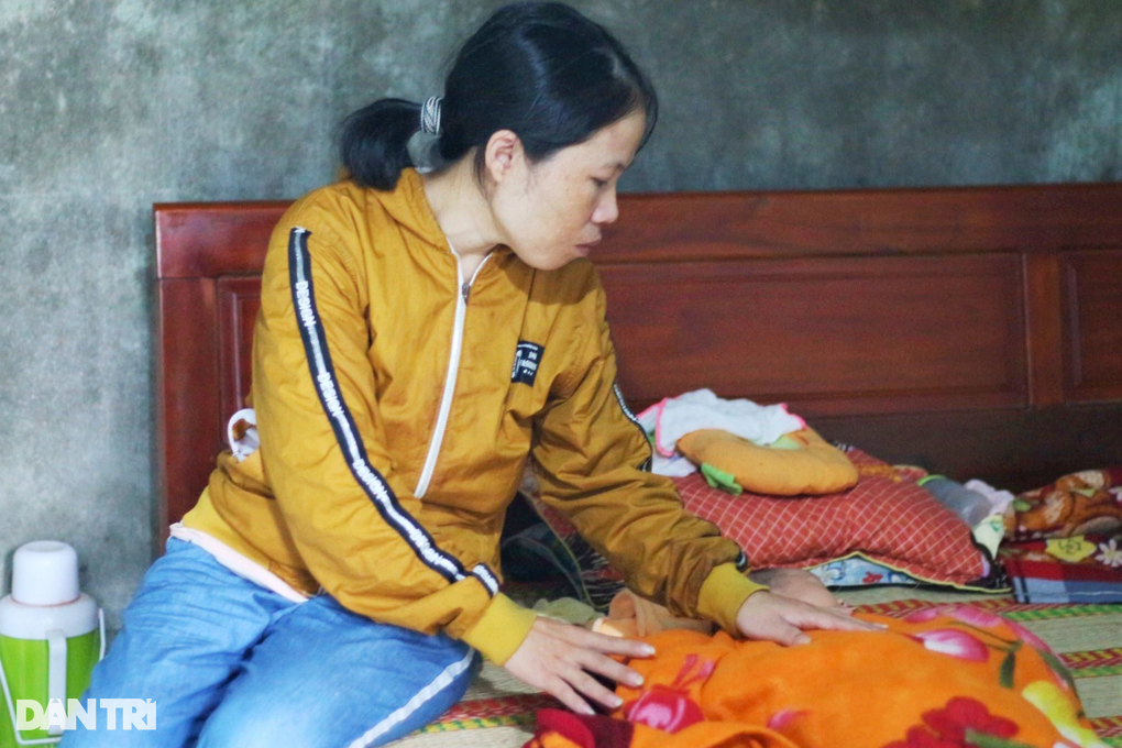 Chồng mất khi vừa sinh được ba ngày, vợ trẻ khóc nghẹn ôm 4 con cầu cứu - 3 Chồng mất khi vừa sinh được ba ngày, vợ trẻ khóc nghẹn ôm 4 con cầu cứu - 3