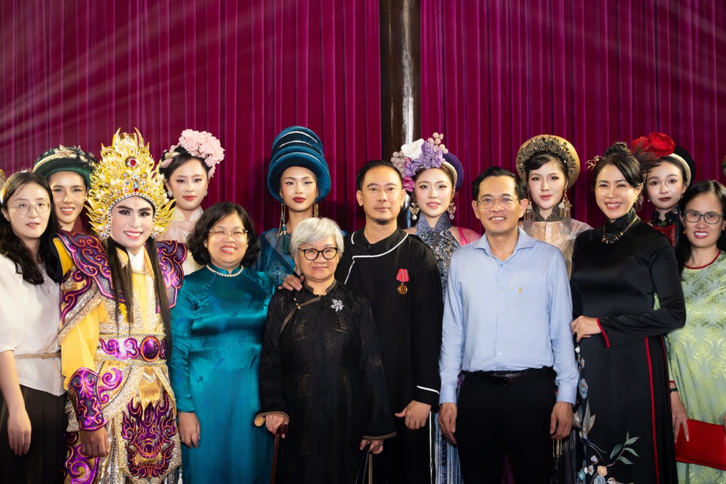 NTK Võ Việt Chung kể chuyện Sài Gòn xưa qua áo dài Lãnh Mỹ A - 3