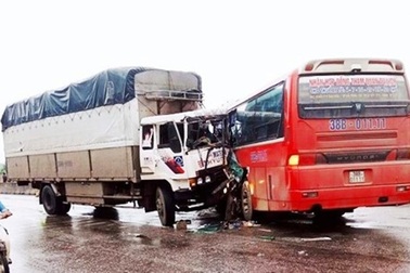 Xe chở học sinh đi tham quan gặp nạn, 3 cháu nhập viện