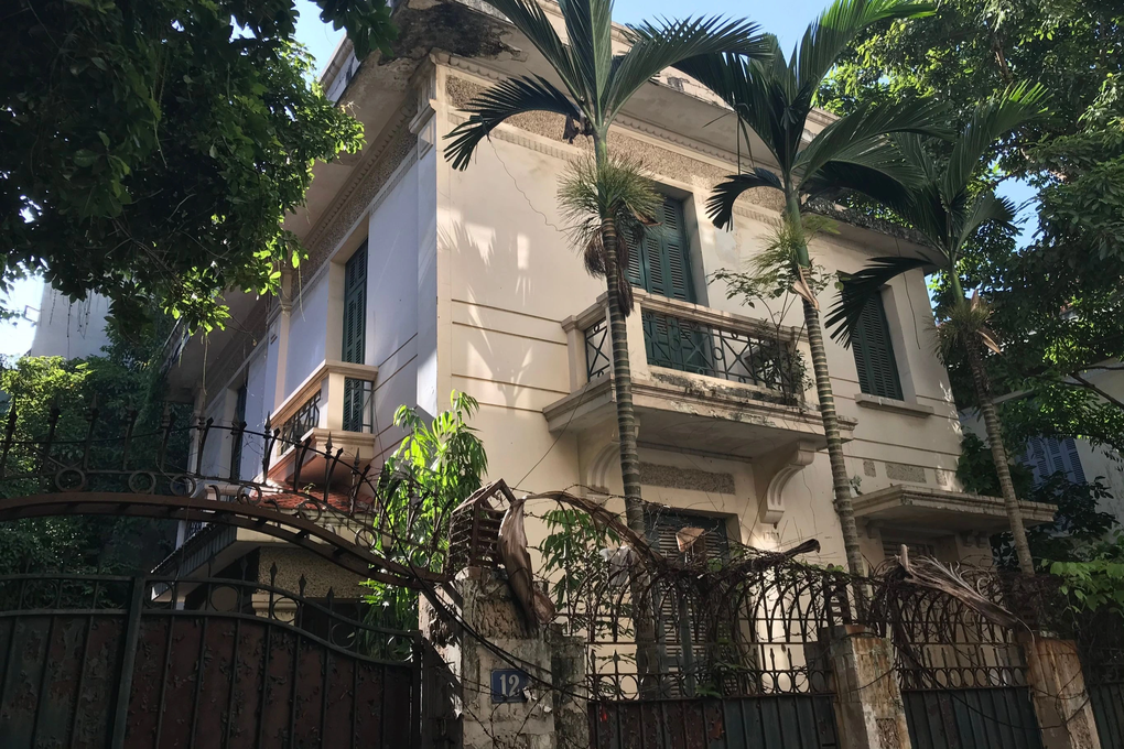 Nghịch lý đòi biệt thự từ nguyên Chủ tịch Hà Nội rồi bỏ hoang suốt 8 năm - 1 Nghịch lý đòi biệt thự từ nguyên Chủ tịch Hà Nội rồi bỏ hoang suốt 8 năm - 1