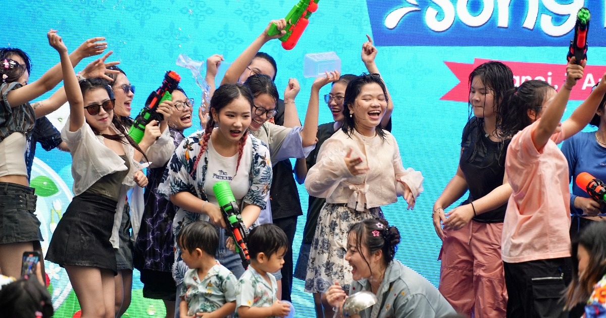 Giới trẻ Hà Nội "xõa" hết mình tại lễ hội té nước SongKran tại Hà Nội (Ảnh: Ban tổ chức).