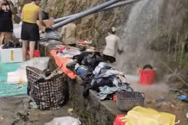 Trăm hộ gia đình ở Hà Giang túa ra đường giặt quần áo, tắm rửa sau ngập