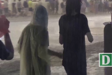 Người dân nháo nhào rời không gian đi bộ quanh hồ Gươm vì mưa lớn