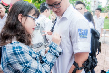 Lưu luyến phút chia tay của học sinh THPT Yên Hòa
