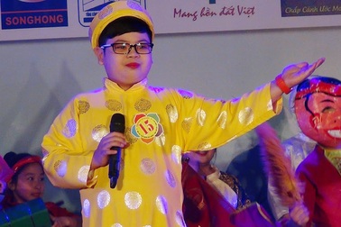 Cậu bé 10 tuổi giỏi tiếng Anh, có tài MC và hùng biện