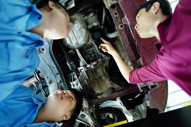 Bình Dương: Nghề sơn ô tô có thu nhập 25 triệu đồng/tháng