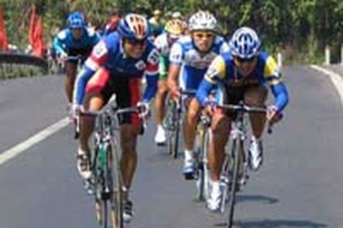 Trịnh Phát Đạt lấy áo đỏ ở đèo Cả