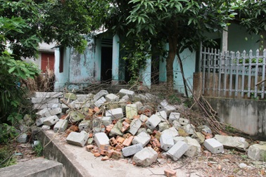 Chồng qua đời, phận làm dâu bất lực nhìn 4 anh em chồng lấp cổng đòi đất!