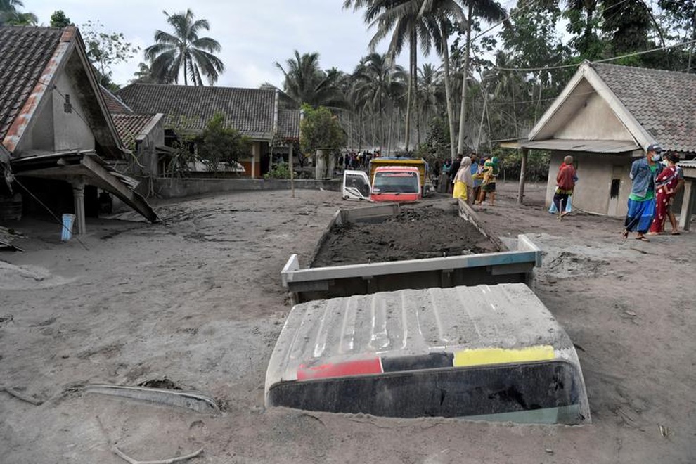 Cảnh tượng như tận thế khi núi lửa phun trào ở Indonesia, 34 người chết - 1 Cảnh tượng như tận thế khi núi lửa phun trào ở Indonesia, 34 người chết - 1